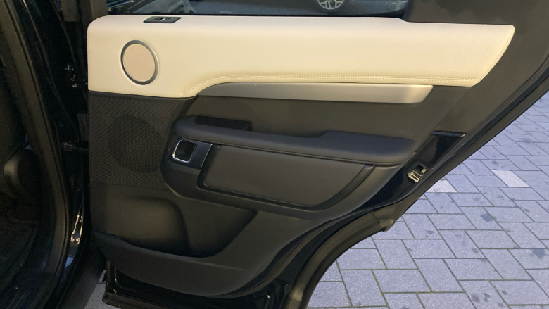 Land Rover Discovery 3.0 D350 Dynamic SE 5dr Auto Diesel Station Wagon